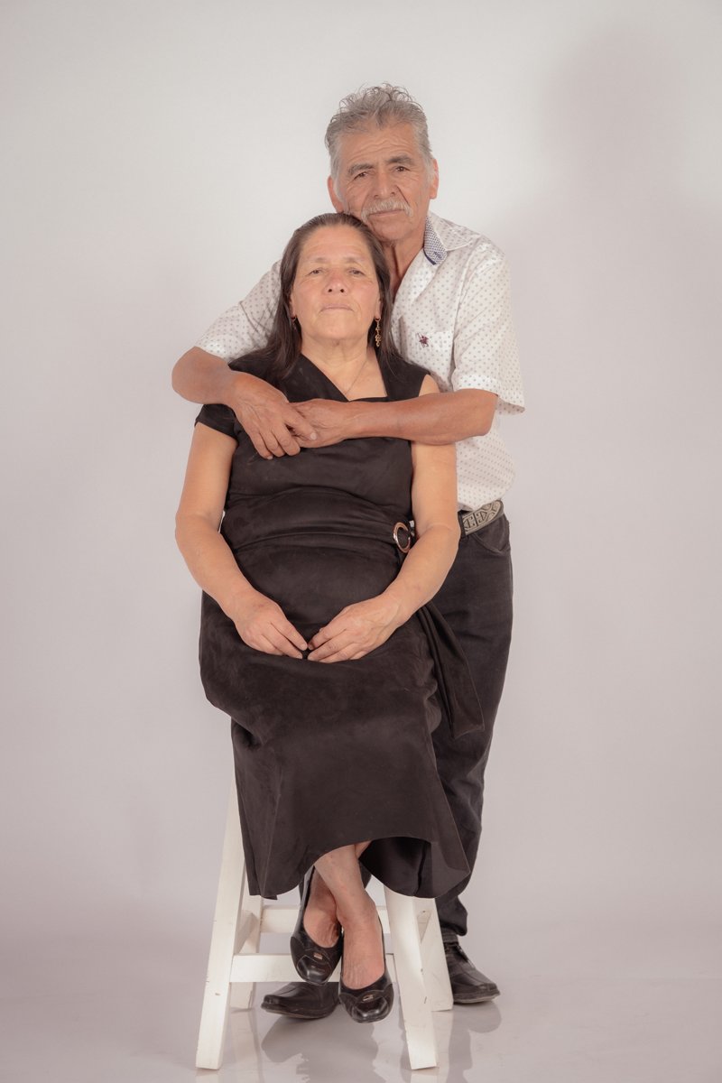 Sesión de pareja en estudio - LumiStudio